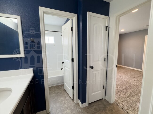 Building Photo - Large Well-Maintained Peyton Home