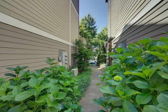 Building Photo - 2bd/2.5ba Seattle Townhome