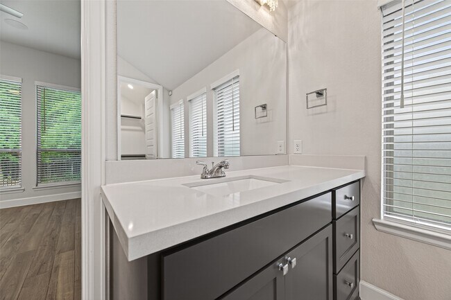 Building Photo - 302 Sky Top Dr