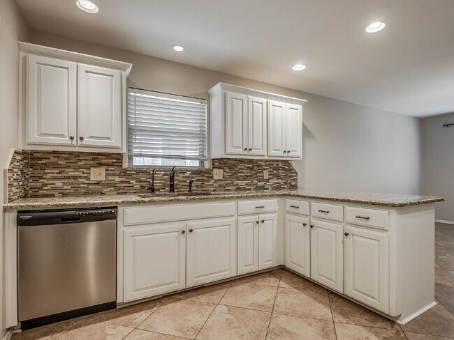 Building Photo - Updated 4-Bedroom Home with Spacious Layou...