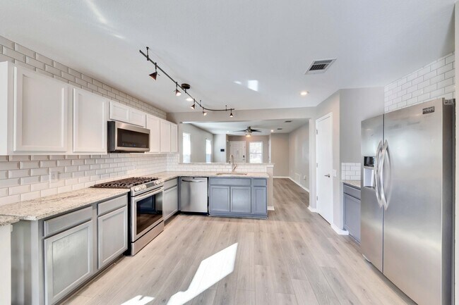 Building Photo - 5609 Silver Screen Dr