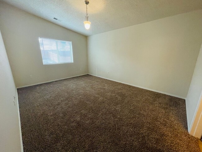 Building Photo - 3 bed 2 bath 1400 sq ft home