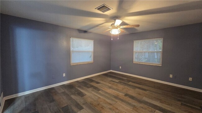 Building Photo - 426 Tulip Dr