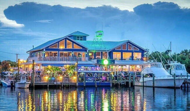 Building Photo - 9165 SE Yacht Club Cir