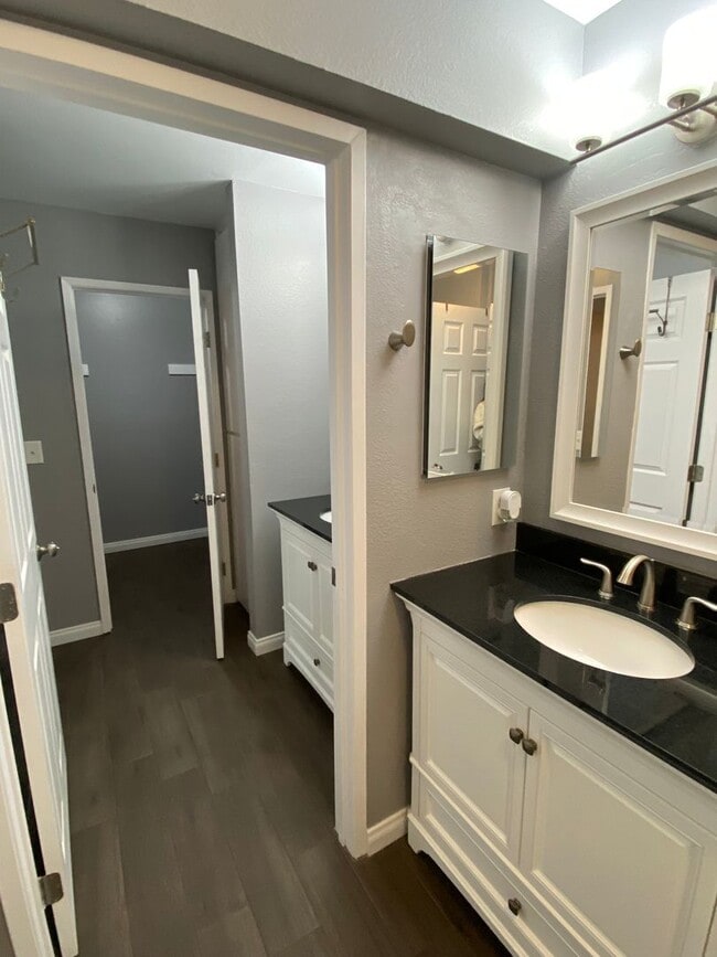 Building Photo - 2BD / 1BA Apartment with AC and parking in Mission Valley!