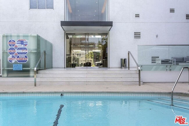 Building Photo - 838 N Doheny Dr