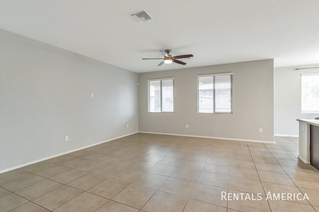 Building Photo - Immaculate 4 Bedroom / 3 bathroom with SOL...