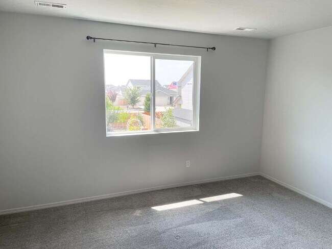 Building Photo - "Charming 3-Bed Oasis on East Drouillard Street with 2.5 Baths and 1470 Sq Ft in Nampa!"
