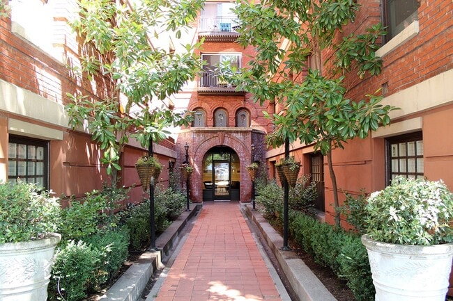 Primary Photo - 1829 NW Lovejoy St