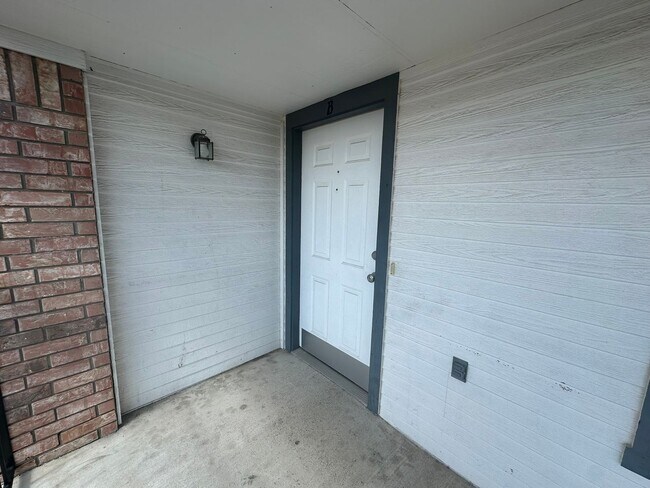 Primary Photo - 204 W Truman Ave