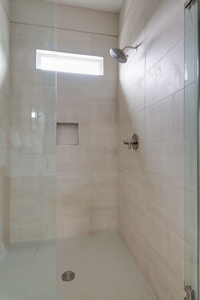 Building Photo - 1405 Napoleon St