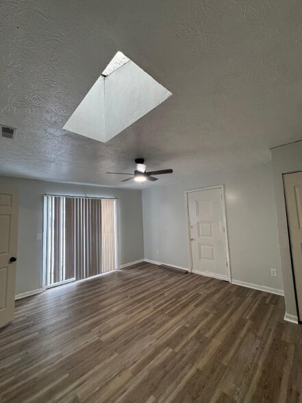 Building Photo - 3830 E 189th St