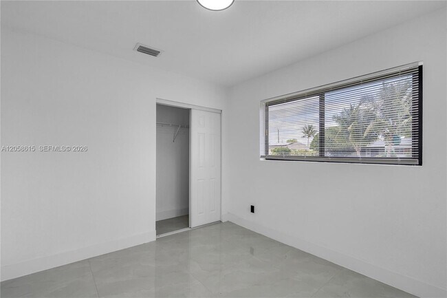 Building Photo - 1000 NW 198th St