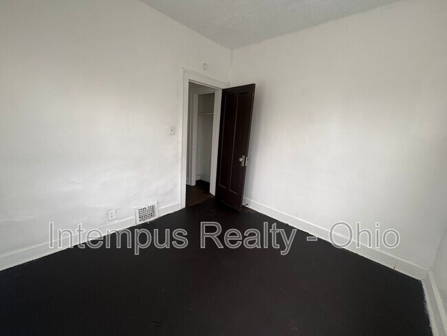 Building Photo - 12633 Edmonton Ave