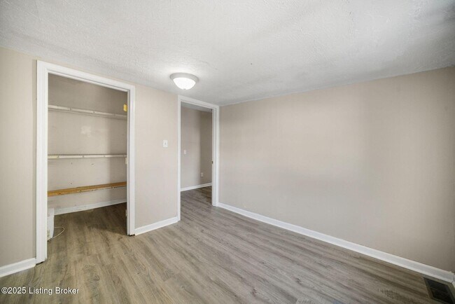 Building Photo - 1112 E Oak St