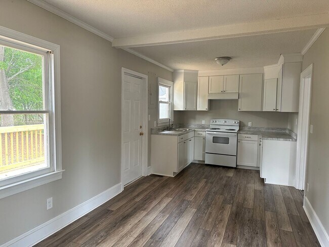 Building Photo - 810 W Country Club Dr