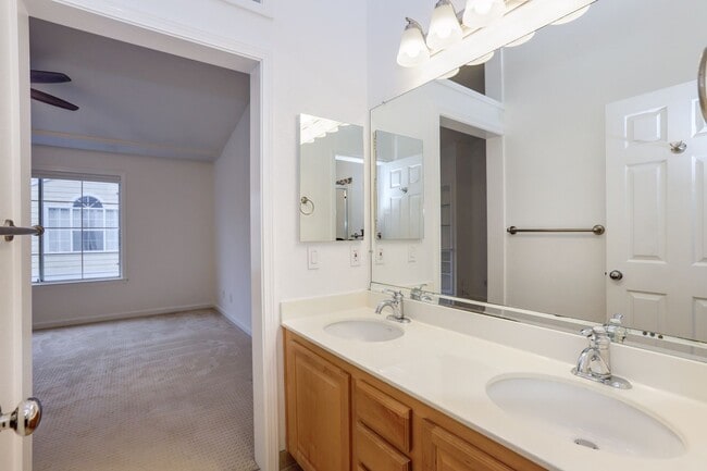 Building Photo - 3 Bed / 2.5 Bath townhome at the Cove in Redwood Shores with garage parking and EV charger. YouTu...