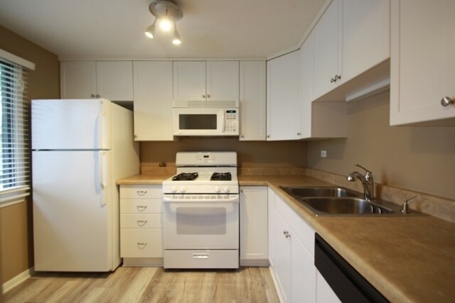 Building Photo - 1422 Tonset Ln