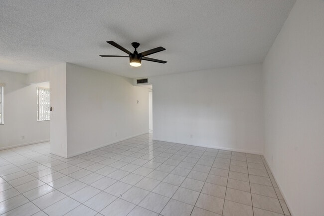 Building Photo - 548 Flanders L