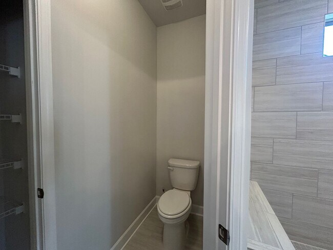 Building Photo - 450 Bandon Wy