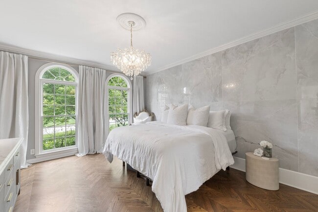 Building Photo - Luxury Furnished Home