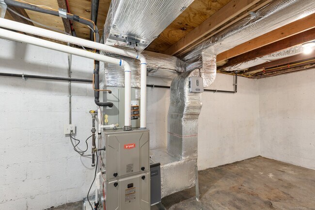 Building Photo - 588 North St