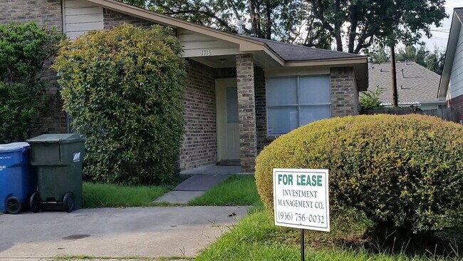 Building Photo - The right side unit of this duplex offers a comfortable and functional layout ideal for small fam...