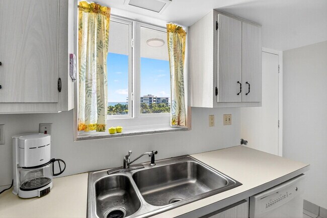 Building Photo - 2505 S Ocean Blvd