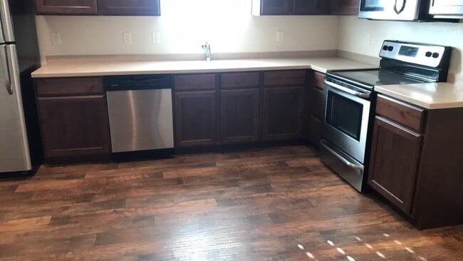 Building Photo - Amazing 3 Story Vineyard Townhome w 1 car ...