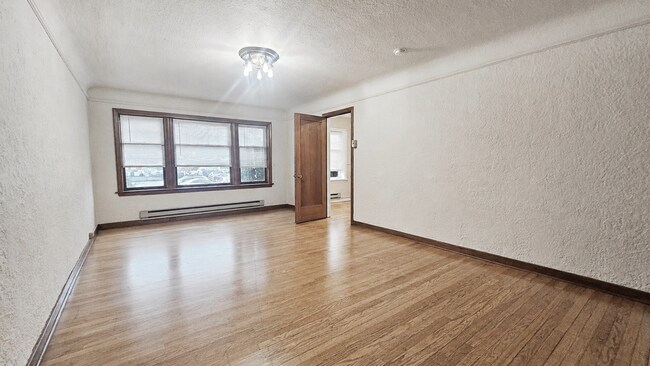 Building Photo - Charming Studio in U District
