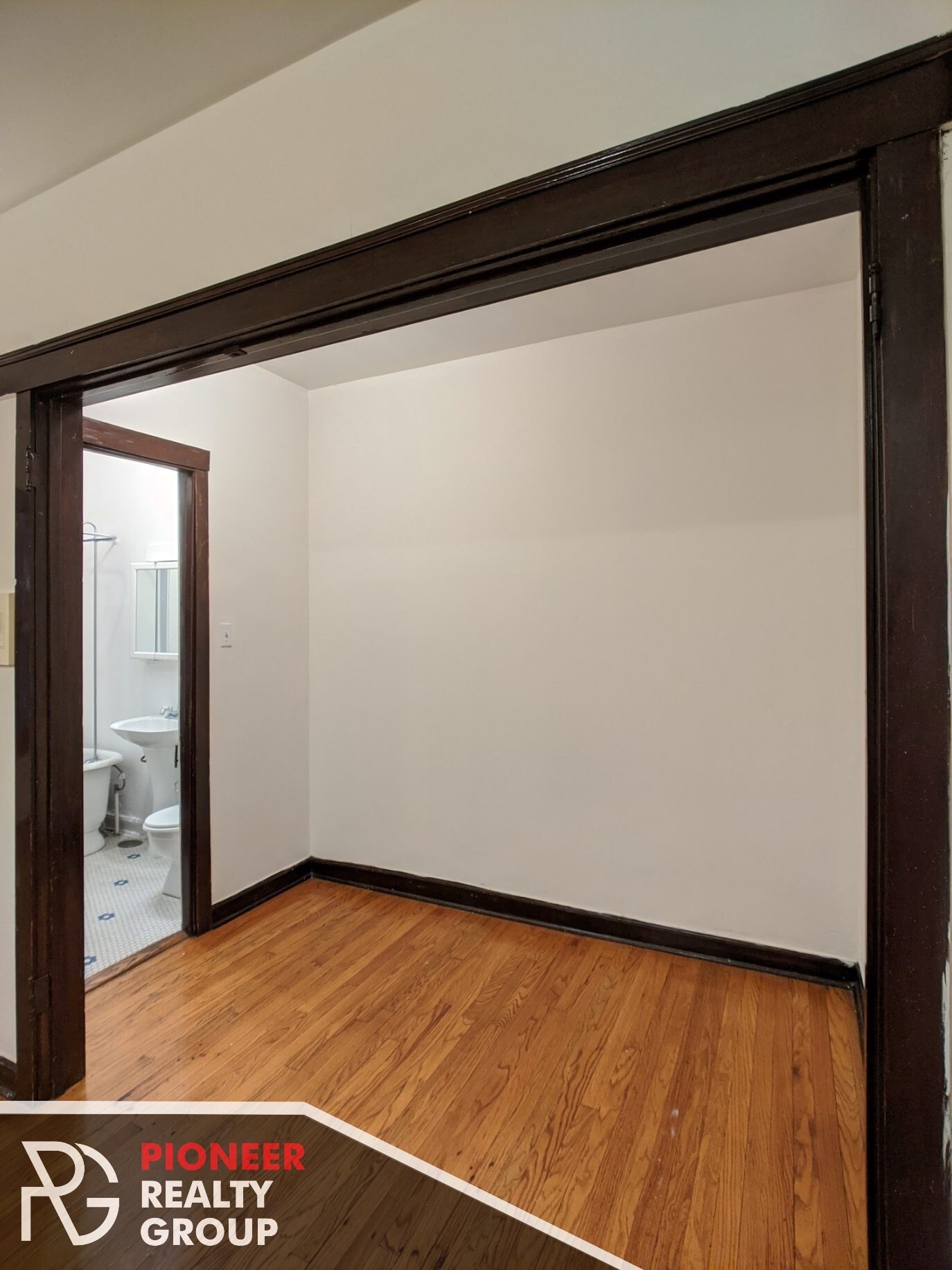 Building Photo - 822 W Waveland Ave