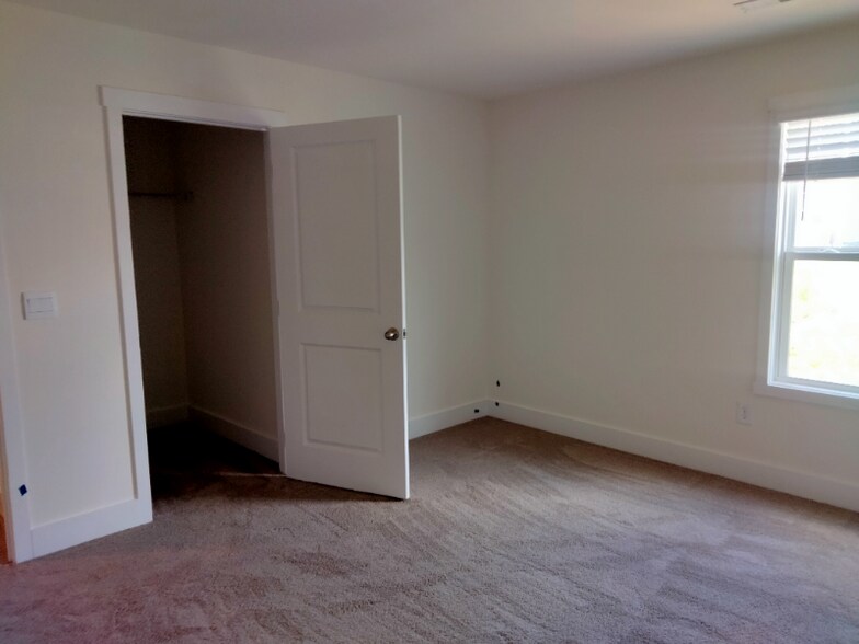 Building Photo - 218 Eclipse Ln