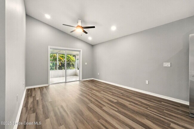 Building Photo - 460 Martigues Dr