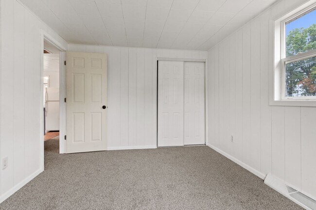 Building Photo - 2 Bedroom House