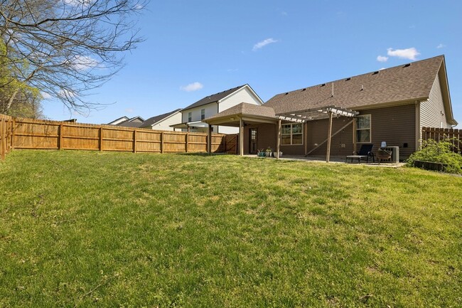 Building Photo - 833 Lutz Ln