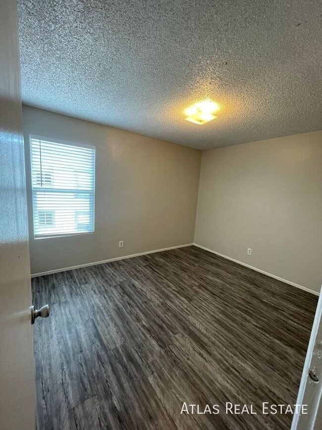Building Photo - 465 W Ivyglen St
