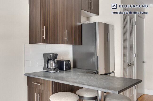 Building Photo - 515 W 47th St