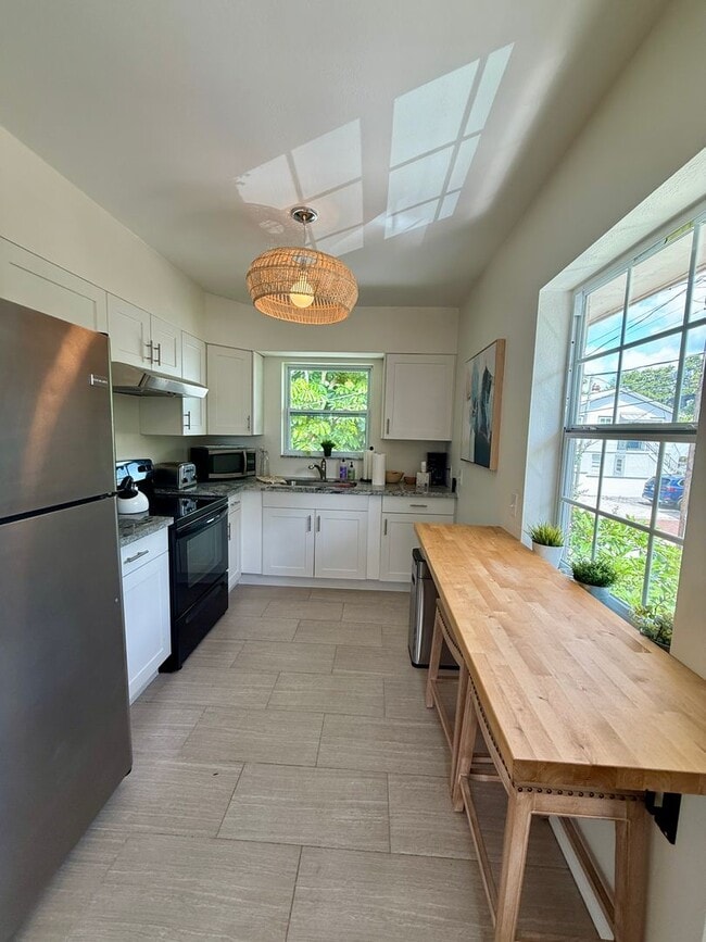 Building Photo - Fully furnished 1/1 Apartment Old NE