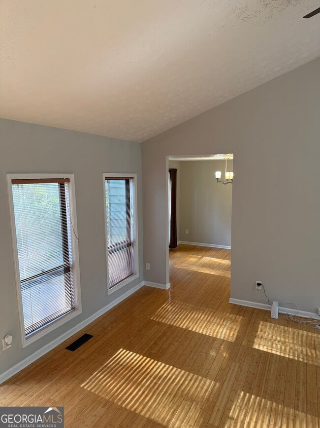 Building Photo - 82 Geraldine Dr SE