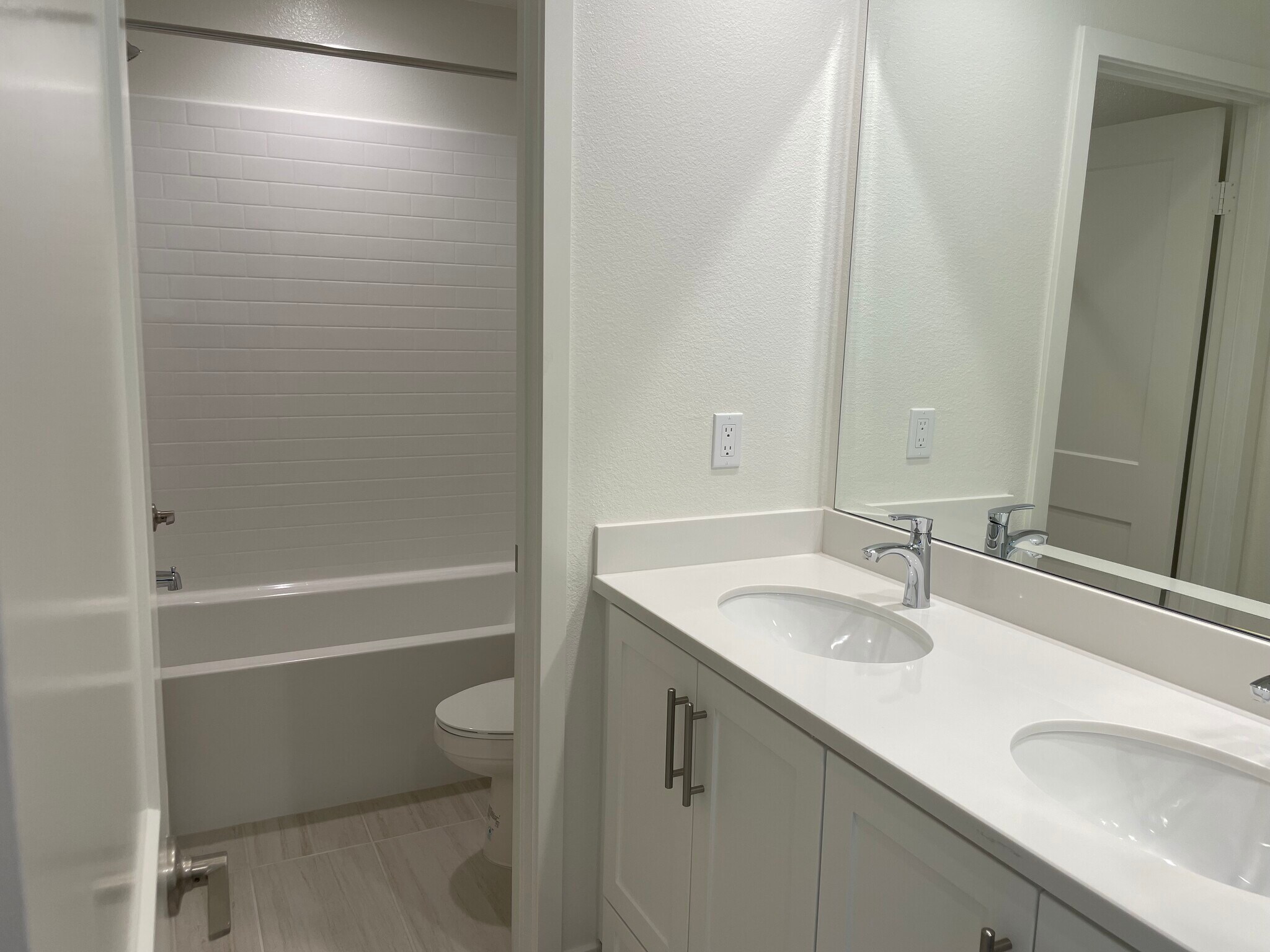 Building Photo - 2577 Delphinium Ln