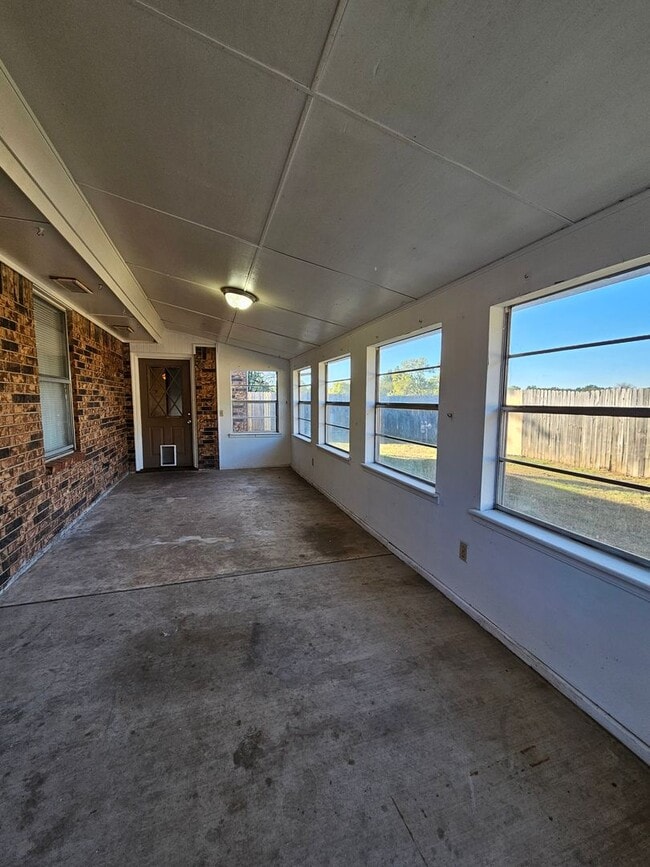 Building Photo - (3)Bed/(2) Bath with Shelter Avail NOW! Pet Negotiable.