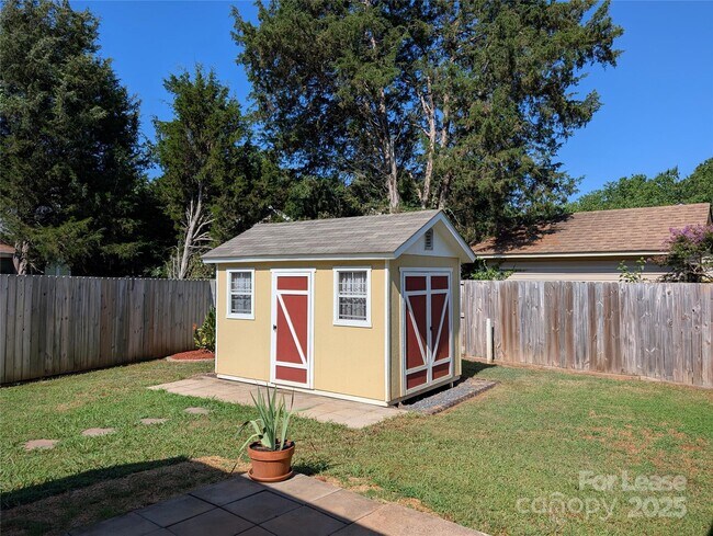 Building Photo - 125 Foxglove Dr