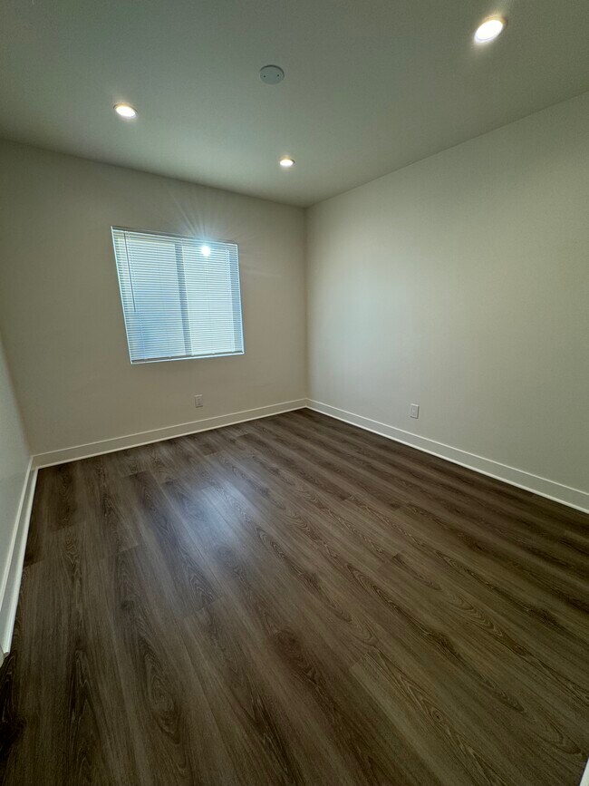 Building Photo - 10434 Baird Ave