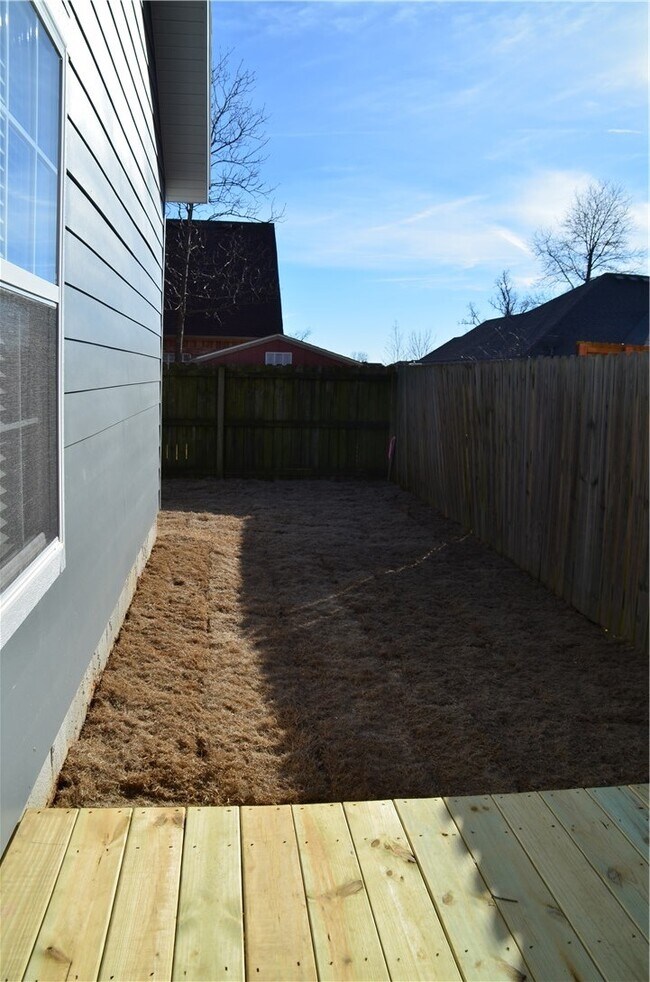 Building Photo - 2413 SW Arbor Rd