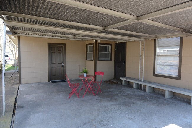 Building Photo - 2215 Silverbonnet St