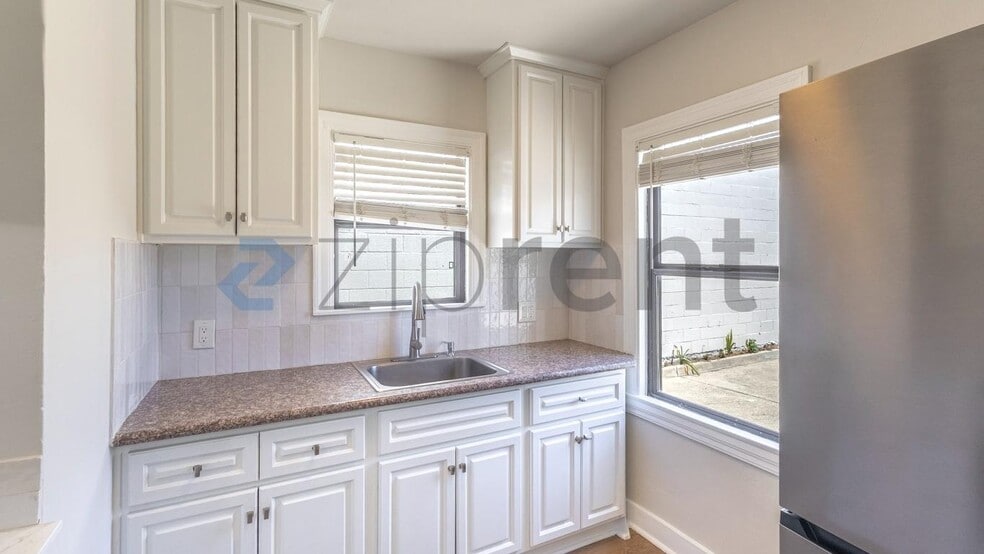 Building Photo - Unit 4