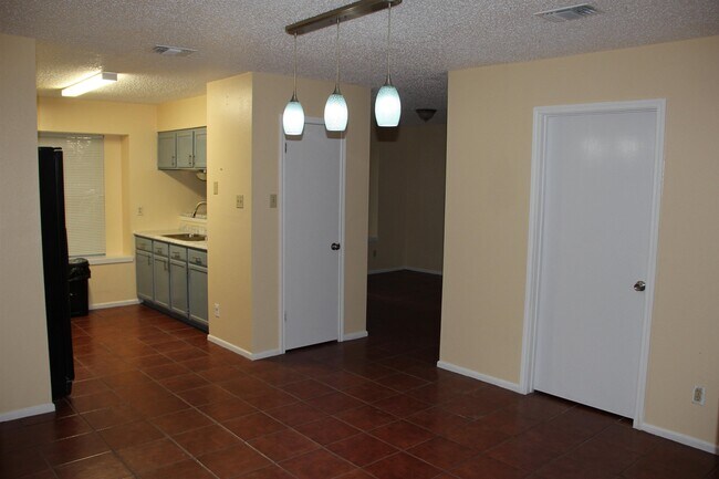 Building Photo - 1801 Denmark Ln