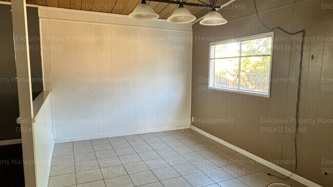 Building Photo - 3 bedroom/ 1.5 bathroom home with a detach...