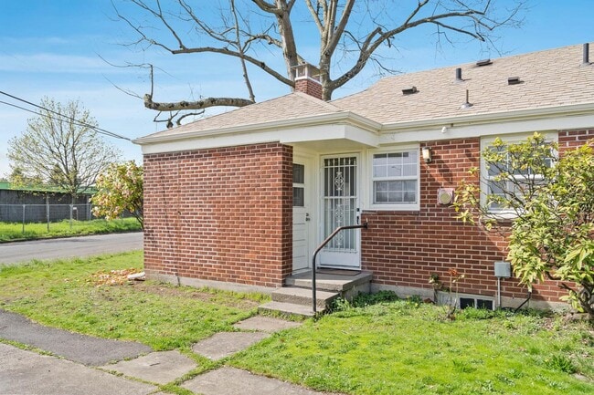 Building Photo - Impeccably maintained vintage 1-bdrm/1-bath corner unit in 4-plex. Lots of light, private basemen...