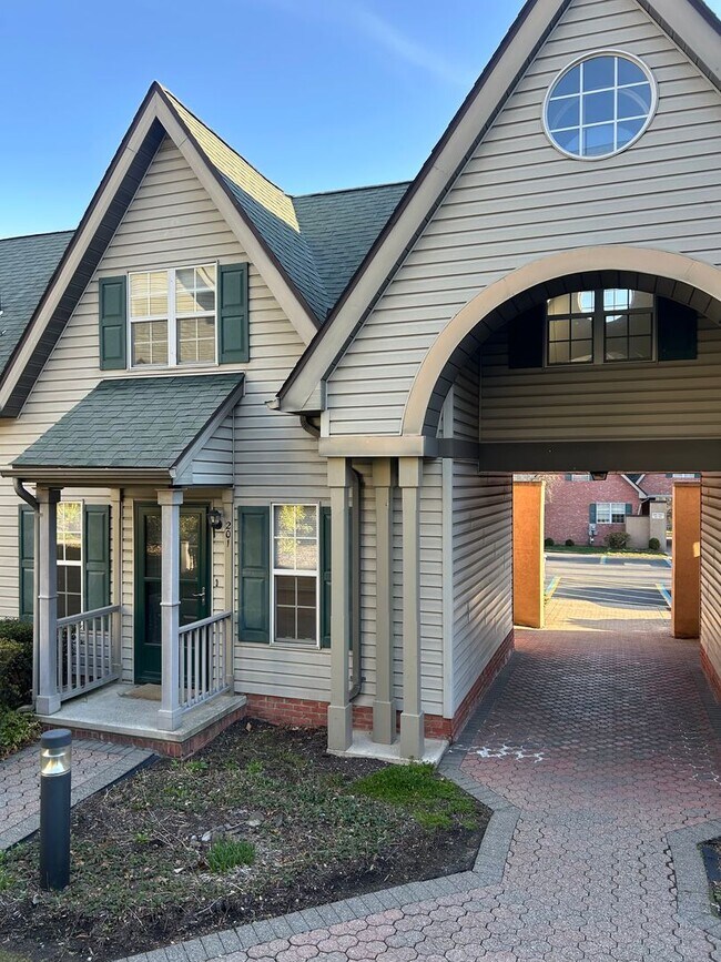 Building Photo - Delightful Town House Three-bedroom, Two-bathroom with a Large Bonus Room in East Stroudsburg